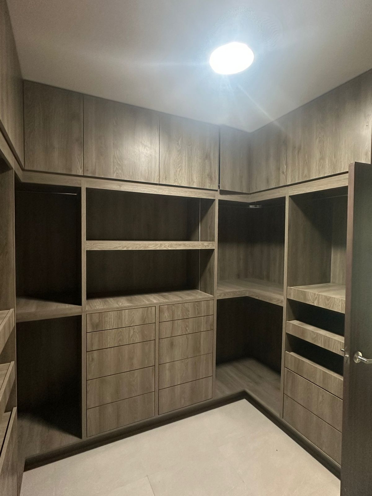 Closet 05.jpg