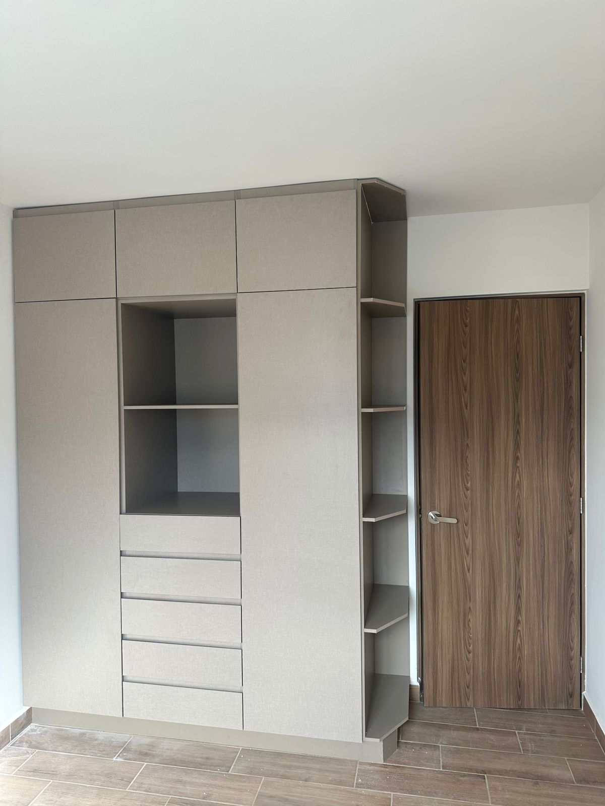 Closet 07.jpg